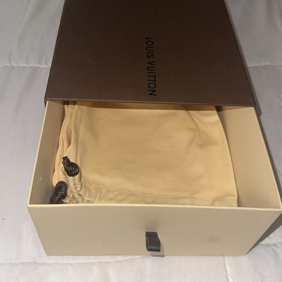 Louis Vuitton sneaker gift box with dust bags - Picture 4 of 13